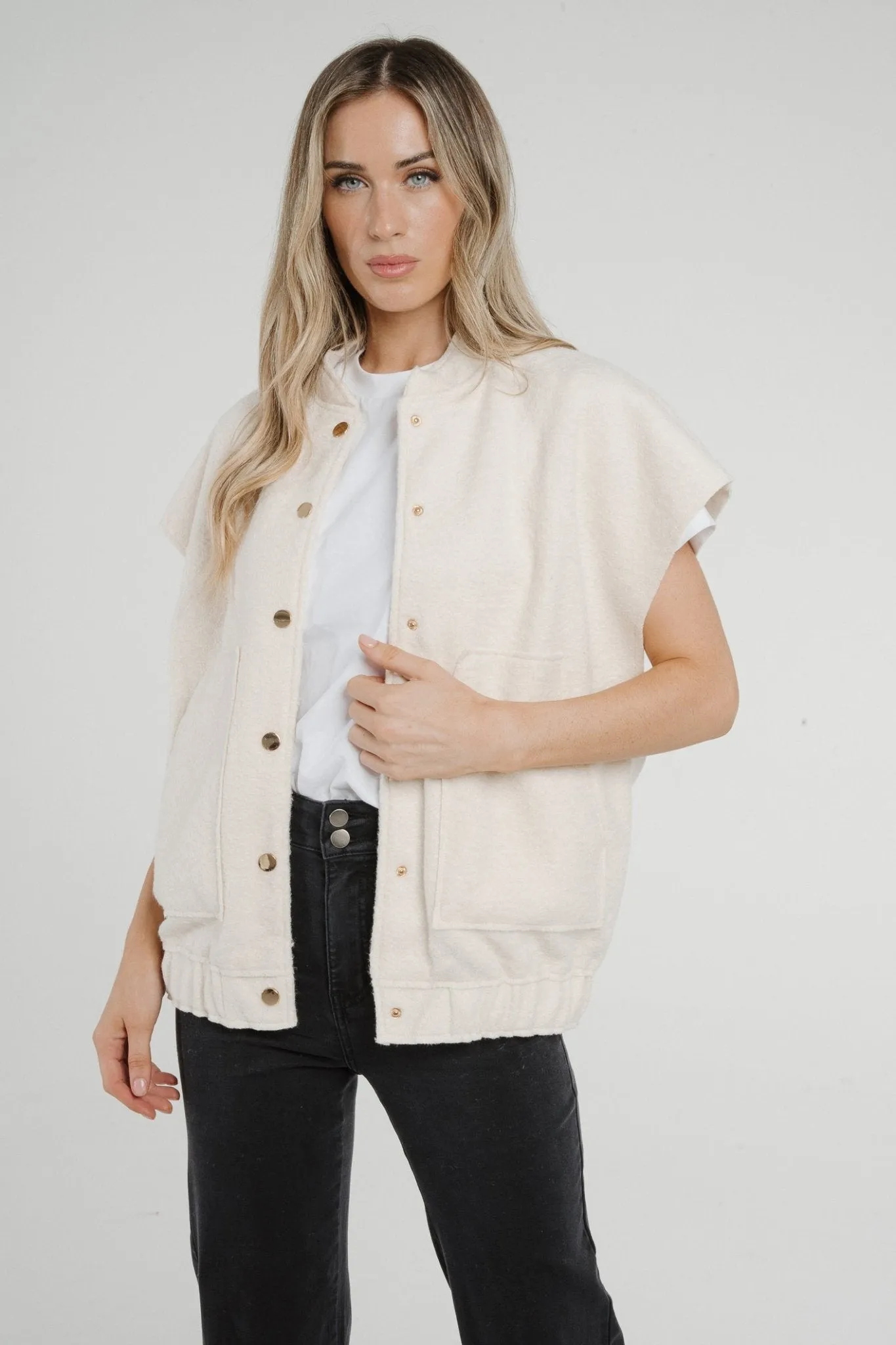 Aveen Sleeveless Jacket In Neutral