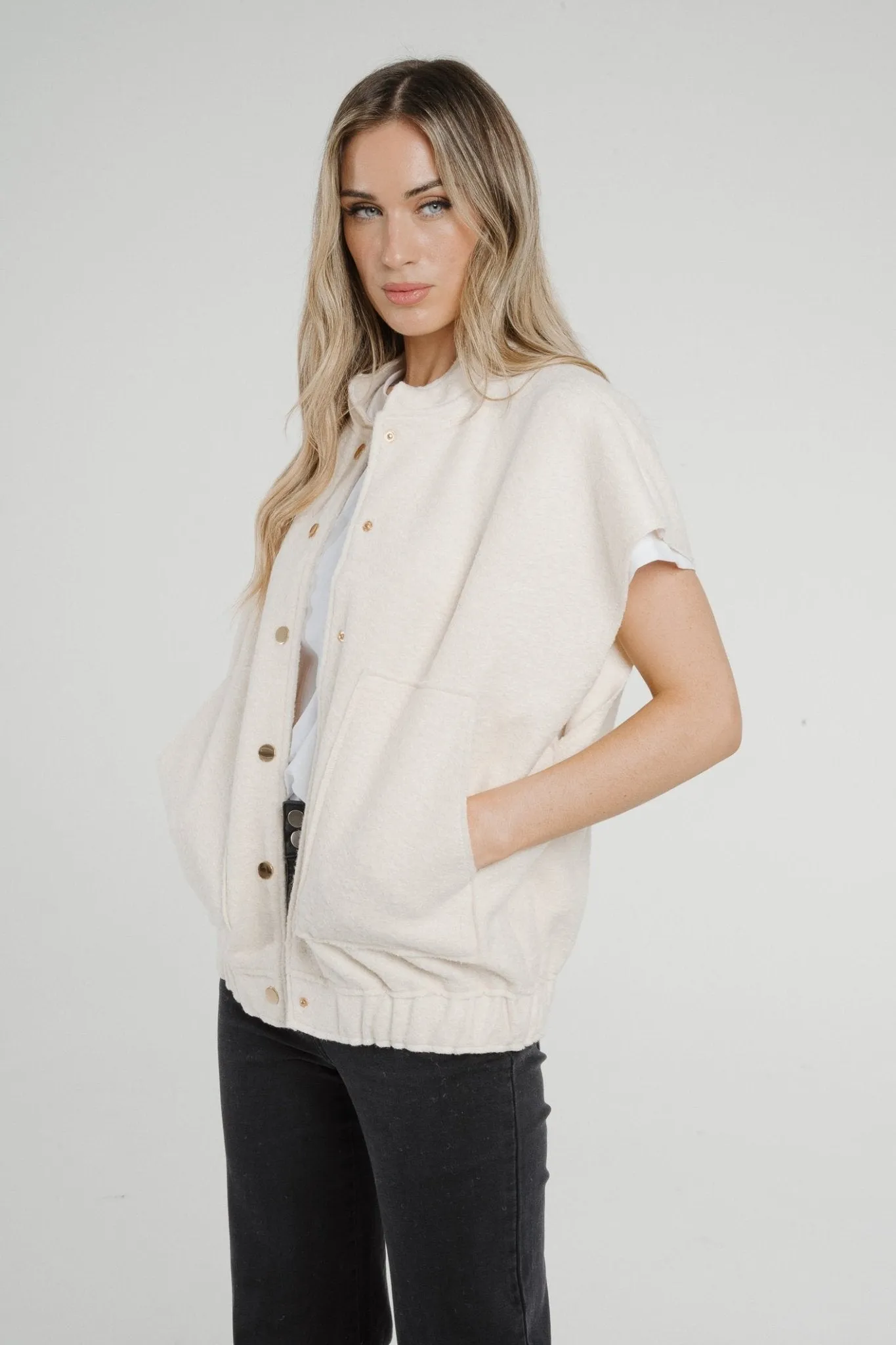 Aveen Sleeveless Jacket In Neutral