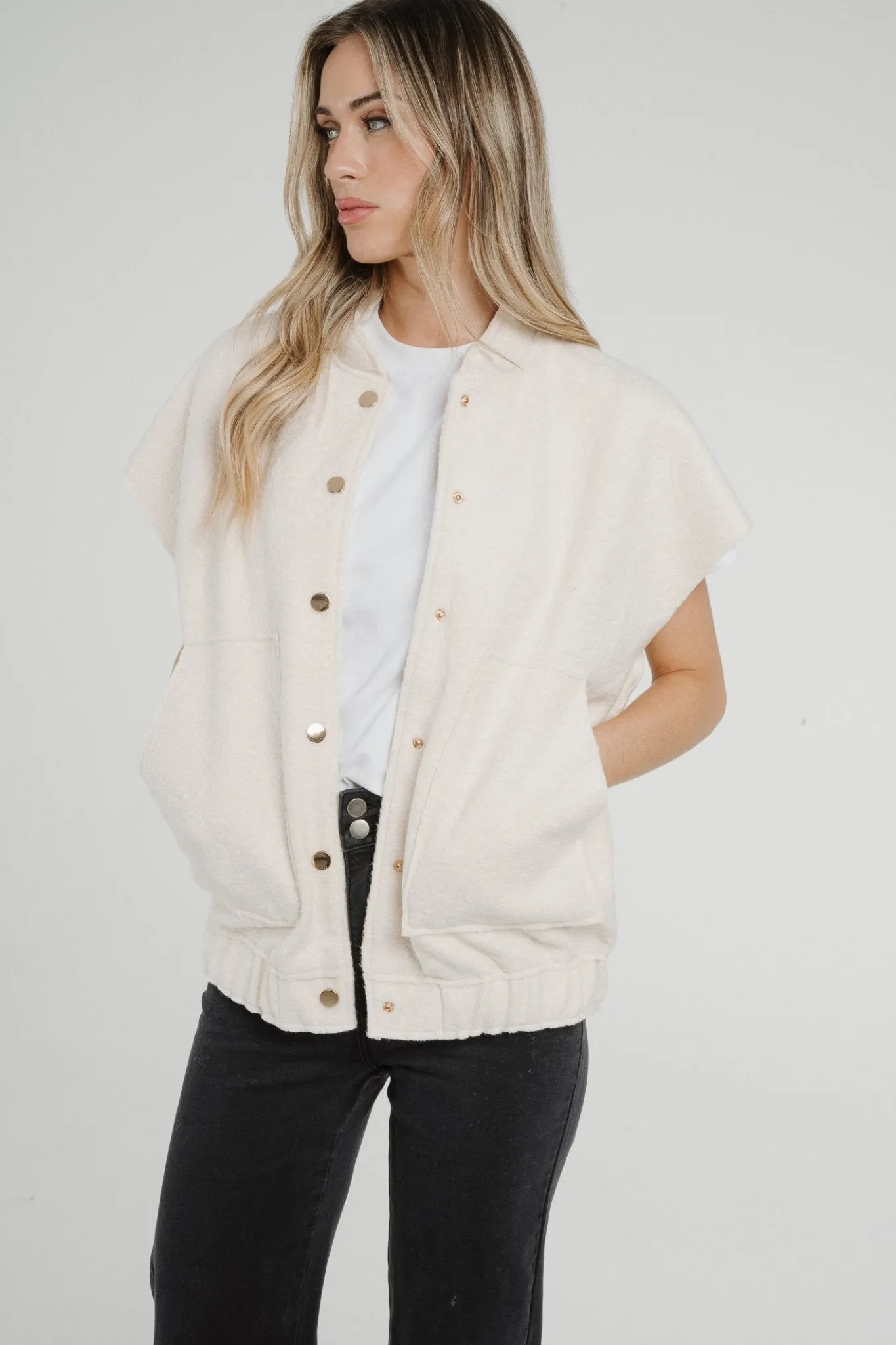 Aveen Sleeveless Jacket In Neutral