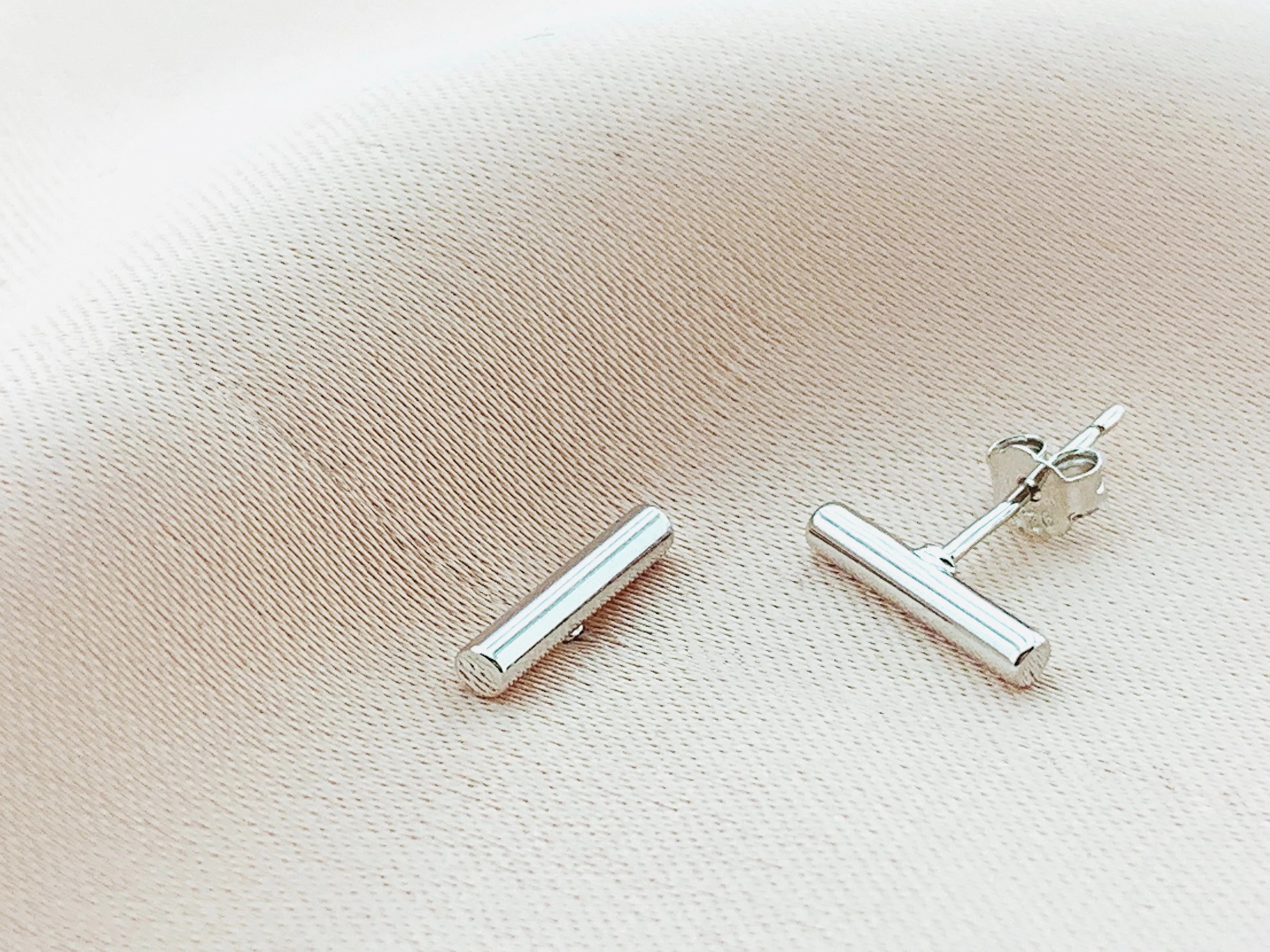 Women's Bar Stud Earring